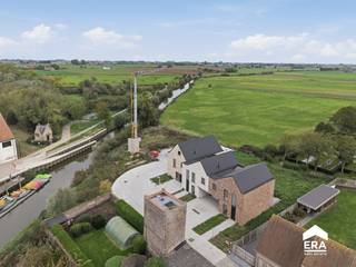 strong&gt;Op zoek naar een woning met een prachtig uitzicht over de Ijzervallei? <em>Zo Gevonden.</em><br /><br />In Roesbrugge starten we met de bouw van een nieuw project, <strong><u>Residentie Yzersterk ,</u></strong> deze 3 woningen zijn gelegen vlakbij het dorpsplein net naast de IJzer met mooie zichten op de IJzervlakte.
<p>Roesbrugge is een landelijke deelgemeente van Poperinge, maar ligt ook dichtbij Alveringem en Veurne. Het staat bekend voor de idyllische fiets- en wandelpaden met voldoende rustpunten en de brouwerij.</p>
<p>Deze 3 mooie woningen hebben allemaal een privétuin met een prachtig uitzicht.<br />De eerste woning heeft een garage in de woning, een ruime leefruimte, 3 slaapkamers en een badkamer boven. <br />De zolderruimte is bereikbaar via een volwaardige trap.<br /><br />De andere 2 woningen beschikken over een carport, een open leefruimte, 3 slaapkamers en eveneens een badkamer boven.<br /><br />Interesse neem dan zeker contact op met ons kantoor.<br /><strong>peter@eravandenbussche.be</strong><br /><strong>0473/39 04 01</strong></p>