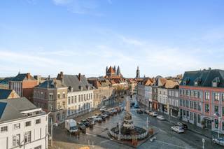 Pal in het centrum van Doornik – Residentie De Lille: een modern kwalitatief nieuwbouwproject met 13 appartementen. <br /><br />Ruim, licht en afgewerkt met duurzame kwaliteitsmaterialen, zuidgerichte terrassen met zicht op de kathedraal. <br />Stijlvolle afwerking en dit op een toplocatie: dé perfecte investering in jouw toekomst.<br /><br />De appartementen zijn voorzien van een moderne look, vloerverwarming, dubbele beglazing en ruime terrassen. Dankzij de centrale ligging vlak bij de markt geniet je van alle voorzieningen binnen handbereik.<br />Mogelijkheid aankopen ondergrondse staanplaatsen en bergingen. <br /><br />Verlaagd btw-tarief van 6% (mits voldoen aan de voorwaarden) mogelijk – een unieke kans om betaalbaar te investeren in kwalitatief wonen!<br /><br />Voor meer informatie en/of bezoekje, contacteer ons op guido@immobeguin.be