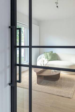 Deze volledig gerenoveerde halfopen woning is gelegen in een rustige en gegeerde woonwijk in Wevelgem. De woning werd in 2026 volledig gerenoveerd door erkende vakmensen en is afgewerkt met kwalitatieve en duurzame materialen. Dankzij de ligging nabij scholen, winkels, openbaar vervoer en belangrijke invalswegen is dit een ideale gezinswoning voor wie comfortabel en centraal wil wonen.<br /><br />Bij binnenkomst bevindt u zich in de inkomhal met gastentoilet en vestiairekast. Vervolgens komt u in de lichtrijke leefruimte met eetplaats en open keuken. De open indeling zorgt voor een aangenaam gevoel van ruimte en vormt het ideale hart van de woning. Vanuit de keuken is er toegang tot de droge kelder, de inpandige garage en een polyvalente ruimte. Deze extra ruimte kan ingericht worden als bureau, speelkamer, hobbyruimte of wasplaats.<br /><br />Op de eerste verdieping bevinden zich drie ruime slaapkamers en twee badkamers. De eerste badkamer is voorzien van een inloopdouche en dubbele lavabo. De tweede badkamer beschikt over een ligbad, lavabo en toilet. De zeer ruime zolder biedt bovendien heel wat extra bergruimte en mogelijkheden.<br /><br />De woning beschikt over een inpandige garage met oprit, een volledig vernieuwde en conforme elektrische installatie en een EPC-label B. Hierdoor is de woning volledig gerenoveerd en klaar voor een nieuwe eigenaar.<br /><br />Troeven van deze woning in Wevelgem:<br /><br />Volledig gerenoveerd in 2026<br />Halfopen bebouwing<br />3 ruime slaapkamers<br />2 badkamers<br />Lichtrijke leefruimte met open keuken<br />Inpandige garage en oprit<br />Polyvalente ruimte<br />Zeer ruime zolder<br />Volledig vernieuwde en conforme elektriciteit<br />EPC-label B<br />Kwalitatieve en duurzame materialen<br />Rustige en gegeerde ligging in Wevelgem<br />Nabij scholen, winkels, openbaar vervoer en belangrijke invalswegen<br /><br />Bent u op zoek naar een instapklare woning te koop in Wevelgem met ruimte, comfort, een garage en een energiezuinig EPC-label B? Dan is deze volledig gerenoveerde halfopen woning zeker een bezoek waard.<br /><br />Belangrijk: de veilingfee tbv 2.499 euro is ten laste van de verkoper ipv de koper.<br /><br />De algemene voorwaarden van Dewaele DIY kunt u steeds raadplegen via dewaele.com.<br /><br />Bestuursmaatregelen in het maatregelenregister: nee
