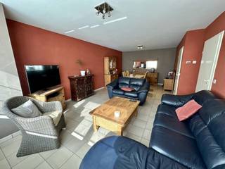 Dit appartement is gelegen op wandelafstand van winkels, scholen, openbaar vervoer en station. Indeling: inkomhal/nachthal, aparte toilet,...