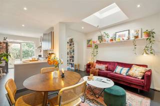 Charmant gelijkvloers appartement met zonnige tuin in BerchemIn een rustige straat in het hart van Berchem, aan de Granaatstraat 15, ligt dit...