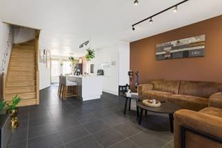 Deze recente woning combineert een doordachte gezinsindeling met vier volwaardige slaapkamers, een aangename tuin en opvallend veel praktische ruimte. De Verbertstraat geniet van een centrale ligging in Schoten, op korte afstand van het centrum en het groene Gemeentepark. Winkels, scholen en dagelijkse voorzieningen bevinden zich vlakbij, terwijl ook het jaagpad langs het kanaal mooie wandel- en fietsmogelijkheden bieden. Zo combineert deze locatie een vlotte bereikbaarheid met verrassend veel groen en ontspanning in de onmiddellijke omgeving.<br /><br /><strong>Indeling: </strong>Via de inkomhal met vestiairegedeelte en gastentoilet bereikt u de leefruimtes. Vooraan bevindt zich de eetkamer, terwijl de zithoek achteraan werd ondergebracht en zo een aangename, meer private plek vormt met zicht richting tuin.<br />Centraal ligt de geïnstalleerde keuken, die beide leefruimtes op een natuurlijke manier met elkaar verbindt. Zo ontstaat een praktische indeling waarbij koken, eten en ontspannen elk hun eigen plek krijgen, zonder het contact tussen de ruimtes te verliezen.<br /><br /><strong>Eerste verdieping: </strong>De nachthal geeft toegang tot drie slaapkamers, waaronder een ruime hoofdslaapkamer aan de voorzijde. Verder bevinden zich hier de badkamer, een afzonderlijk toilet en een praktische wasplaats. Ook de technieken voor centrale verwarming en ventilatie werden netjes geïntegreerd.<br /><br /><strong>Zolder: </strong>De volledig ingerichte zolderverdieping vormt een royale <strong>vierde slaapkamer</strong> en beschikt over ingemaakte kasten. Door de ruime oppervlakte kan deze verdieping desgewenst ook verder worden opgedeeld of gecombineerd worden met een bureau- of dressinggedeelte.<br /><br /><strong>Buitenruimte: </strong>Achteraan beschikt de woning over een aangename tuin. Een bijkomende troef is de garage die rechtstreeks via de tuin bereikbaar zijn en aan de achterzijde afzonderlijke toegang hebben via de Kalstraat, bijzonder praktisch voor parkeren, fietsen en extra bergruimte.<br /><br />Onder de volledige woning bevindt zich bovendien een kruipruimte.<br /><br /><strong>Bijzonderheden: </strong>Beschikbaarheid: Mits inachtname huurder.<br /><br />Met <strong>vier slaapkamers, EPC B, een garage en een recente bouwkwaliteit</strong> is dit een bijzonder complete woning voor wie ruimte, energiezuinigheid en dagelijks wooncomfort wil combineren.