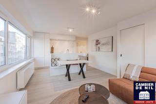 Gerenoveerd en centraal gelegen, lichtrijk hoekappartement nabij de Lippenslaan en het Rubensplein. Indeling: Inkom met vestiaire, gastentoilet...