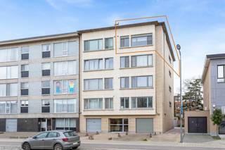 Dit tof, instapklaar appartement is gelegen op de bovenste verdieping van een relatief klein blokje in een residentiële wijk in Merksem. Sportpark, winkels, scholen en het openbaar vervoer zijn allemaal in de directe omgeving te vinden. Bovendien heeft het een ideale verbinding met de snelweg en andere belangrijke uitvalswegen! U komt het appartement binnen via de centrale, ruime inkomhal met vestiairekasten, die het leef- en slaapgedeelte van elkaar scheidt. De leefruimte met laminaatvloer is gezellig en erg licht en de gerieflijke keuken is voorzien van alle comfort. Verder beschikt de flat over 2 ruimte slaapkamers, een zuidwest-balkon en een nette badkamer met douche, wastafel met meubel en aansluiting voor de wasmachine. Het appartement beschikt eveneens over een garagebox. Gemeenschappelijke kosten: €250/maand incl. voorschot verwarming en water. Er is een lift aanwezig in het gebouw! Beschikbaar vanaf 1/10/2026.