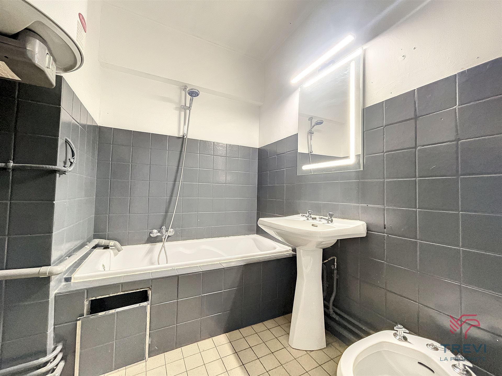 Apartment for rent in Charleroi with 2 bedrooms - photo 5