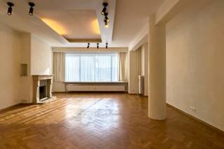 Dit charmante appartement, gelegen aan de Voskenslaan, is een ideale woonplek voor wie op zoek is naar comfort.<br />Bij het binnenkomen wordt u verwelkomd in een ruime inkomhal met vestiaire, die meteen een gevoel van openheid en praktische indeling creëert. Vanuit de hal heeft u toegang tot alle ruimtes van het appartement: de keuken, de slaapkamer, de badkamer, het apart toilet en de leefruimte.<br />De lichtrijke leefruimte vormt het hart van de woning en geniet van een aangename natuurlijke lichtinval, wat zorgt voor een warme en uitnodigende sfeer. Aansluitend bevindt zich de functionele keuken, die alle mogelijkheden biedt voor dagelijks kookcomfort.<br />Het appartement beschikt verder over één volwaardige slaapkamer, een badkamer en een apart toilet, wat het geheel extra praktisch maakt.<br />Kortom, een goed ingedeeld en aangenaam appartement op een gegeerde locatie, ideaal als eerste woning of als investering.<br /><br />Het appartement beschikt bovendien over een aparte bergruimte en een ondergrondse fietsenstalling, wat zorgt voor extra comfort en praktische opbergruimte.<br /><br /><span>Stedenbouwkundige inlichtingen: woongebied, vergunningen uitgereikt, geen verkavelingsvergunning uitgereikt, geen rechterlijke of bestuurlijke maatregelen, voorkooprecht. Geen overstromingsgevoelig gebied, P-score: A, G-score: A. EPC 347 kwh/m2 (D)</span><br /><span><span><span><span><span><span><span><span><span><span><span><span><span><span><span><span><span><span><span><span><span><span><span><span><span><span><span><span>Bruikbare vloeroppervlakte: 91 m2 (opgemeten volgens EPC-attest)</span></span></span></span></span></span></span></span></span></span></span></span></span></span></span></span></span></span></span></span></span></span></span></span></span></span></span><br />Asbestattest: Asbestveilig: 3 asbestmaterialen - 0 beperkingen - 0 uitsluitingen.</span> Zorgvuldig beheren.
