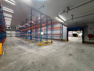 <p>🏭 ZELDZAME KANS — COURCELLES (HENEGOUWEN)<br />Gekoeld logistiek gebouw te koop — Asset deal<br />📍 Rue du Hainaut 40 | Langs de E42 | 13 km van Charleroi<br />✅ 3.727 m² gekoeld magazijn<br />✅ 753 m² kantoren<br />✅ 17 laadkaaien<br />✅ 26.605 m² terrein — groot uitbreidingspotentieel<br />✅ 80 parkeerplaatsen<br />✅ Leeg, proper en instapklaar pand<br />🎯 Ideaal voor eindgebruiker: voedingsproductie, koude logistiek, distributie.<br />🛣️ Directe toegang tot de E42 (as Frankrijk–Luik), uitstekende zichtbaarheid.<br />💶 Prijs: €</p>