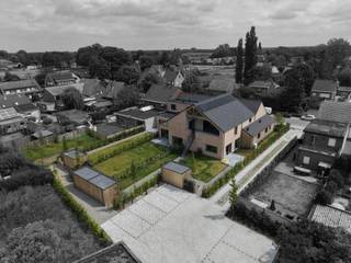 <p>Op zoek naar een levensbestendig, energiezuinig en gelijkvloers wonen met ruimte, comfort en een vleugje luxe?<br />Dan is dit jouw kans.</p>
<p>Deze volledig gerenoveerde woning combineert modern wooncomfort met een doordachte indeling en hoogwaardige afwerking. Via de fraai aangelegde voortuin betreed je de stijlvolle inkomhal met gastentoilet. Van hieruit kom je in de royale, lichtrijke leefruimte van ca. 58 m² — de ideale plek om te ontspannen of gasten te ontvangen.</p>
<p>Aansluitend bevindt zich de open, volledig uitgeruste leefkeuken met kookeiland: een echte blikvanger voor liefhebbers van koken en gezellig tafelen. Vanuit de keuken heb je directe toegang tot het zonnige terras (ca. 12 m²) en de aangelegde tuin met praktische houten berging. Extra bergruimte is voorzien via de inkomhal.</p>
<p>Op het gelijkvloers vind je bovendien 3 ruime volwaardige slaapkamers (ca. 21 m², 16 m² en 21 m²) met aangrenzende een luxueuze badkamer met inloopdouche, ligbad en dubbel wastafelmeubel — ideaal voor wie levensbestendig wil wonen.</p>
<p>De woning beschikt over twee privatieve parkeerplaatsen (verplicht bij aan te kopen aan €15.000), waarvan één met laadpaal voor elektrische wagens.</p>
<p>Ook op vlak van energie en comfort scoort deze woning uitstekend:</p>
<ul>
<li>Warmtepomp (Buderus)</li>
<li>8 zonnepanelen</li>
<li>Vloerverwarming</li>
<li>Ventilatiesysteem (Renson)</li>
<li>Conforme elektriciteit</li>
<li>BENO-woning met EPC A+</li>
<li>Volledig geschilderd en instapklaar</li>
</ul>
<p>Een toekomstgerichte woning waar comfort, duurzaamheid en stijl perfect samenkomen.<br />Plan vandaag nog je bezoek en laat je overtuigen.</p>