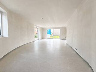 Hectaar bouwt twee energiezuinige nieuwbouwwoningen in het dorpscentrum van Steenhuffel, vlak bij de kerk. Hier woont u in een rustige, landelijke omgeving, terwijl u geniet van een vlotte bereikbaarheid dankzij de nabijheid van invalswegen zoals de A12. Bovendien bevinden openbaar vervoer, scholen en winkels zich op wandelafstand, wat deze woningen perfect maakt voor gezinnen. De woning is binnenkort woonklaar.<br /><br /><strong>Indeling van de woning:</strong><br />Gelijkvloers: Inkomhal met gastentoilet, lichtrijke leefruimte met open keuken (43m²), berging.<br />Eerste verdieping: Nachthal met apart toilet, 3 slaapkamers (14,76m² - 12,53m² - 9,69m²), ruime badkamer met ligbad, douche en dubbel lavabomeubel.<br />Buitenruimte: Aangename zuidgerichte tuin met mogelijkheid tot het plaatsen van een carport.<br /><br /><strong>Troeven van deze woning:</strong><br />- Unieke ligging in het dorpscentrum<br />- Energiezuinig wonen, gebruik lucht-water warmtepomp<br />- Vloerverwarming op het gelijkvloers voor extra comfort<br />- Zonnepanelen <br />- Regenwaterput (7.500L) aangesloten op toiletten, wasmachine en buitenkraan<br /><br />Bent u op zoek naar een energiezuinige nieuwbouwwoning op een unieke, centrale locatie? Neem dan snel contact met ons voor een bezoek ter plaatse.