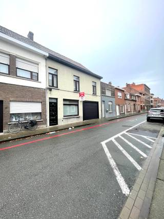Wervik - Zeer ruime woning met authentieke elementen in het centrum van Wervik te koop.Indeling van de woning:Via de inkomhal bereikt u enerzijds de...