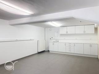 OPGELET: om dit pand te huren of bezichtigen vragen wij steeds eerst een virtueel bezoek te brengen aan het pand. Ga hiervoor naar www.rosseel.be en vul de referentie XV219CP in in het veld ‘zoek’ bovenaan rechts. Kies dan ‘360°’. De website helpt je nu verder voor de volgende stappen.<br /><br />Deze instapklare kantoorruimte is gunstig gelegen nabij het station Gent-Sint-Pieters en belangrijke uitvalswegen, wat zorgt voor een uitstekende bereikbaarheid. De ruimte biedt tal van mogelijkheden en beschikt over een gedeelde parking, te gebruiken samen met de andere bedrijven in het gebouw.<br /><br />De kantoorruimte bestaat uit een open werkruimte met een praktisch keukentje, uitgerust met een wastafel en ruime kastruimte. Daarnaast is er een gemeenschappelijk toilet en fietsenberging aanwezig.<br /><br />Bij de huurprijs komt maandelijks een kost van €100 (voorschot) voor de gemeenschappelijke kosten, elektriciteit, gas, water, warm water en internet.<br /><br />Onmiddellijk beschikbaar.