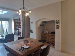 Deze charmante woning is rustig gelegen in een zijstraat van de prachtige Coupure, midden in het centrum van Brugge. Dankzij de uitstekende ligging bevinden winkels, horecazaken, scholen en openbaar vervoer zich op wandelafstand.<br /><br />Via de inkomhal kom je in de praktische keuken, voorzien van een oven, koelkast, kookplaat, spoelbak en voldoende kastruimte. Aansluitend bevinden zich een gastentoilet en een berging met aansluitingen voor een wasmachine en droogkast. Ook de technische installaties zijn hier ondergebracht.<br /><br />Verder kom je terecht in de lichtrijke, open leefruimte met eetplaats. Vanuit de leefruimte heb je toegang tot het stadstuintje. Een absolute meerwaarde is de extra doorgang achteraan de tuin, wat zorgt voor een vlotte bereikbaarheid.<br /><br />Op de eerste verdieping bevinden zich twee volwaardige slaapkamers en de badkamer, uitgerust met een douchecabine en wastafel. <br /><br />Er is voldoende parkeergelegenheid in de straat en de verwarmingsketel werd vernieuwd in 2025. <br /><br />Beschikbaar: 1 november 2026<br /><br />