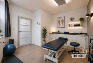 Bent u op zoek naar een commerciële ruimte op een absolute toplocatie in Blankenberge? Deze instapklare praktijkruimte of handelszaak bevindt zich op slechts enkele stappen van de Grote Markt, in het bruisende stadscentrum. Dankzij de centrale ligging, op wandelafstand van het strand, de zee, de duinen, winkels, scholen en openbaar vervoer, geniet u hier van een uitstekende visibiliteit en bereikbaarheid.<br /><br />Tot voor kort werd deze ruimte gebruikt als kantoor voor een bouwbedrijf, maar dankzij de veelzijdige indeling biedt het pand tal van mogelijkheden voor diverse professionele activiteiten. Ideaal voor vrije beroepen, een praktijkruimte, kantoor of handelsfunctie.<br /><br />Bij het betreden van het pand komt u in een inkomhal met wachtruimte, waar cliënten of klanten in alle comfort ontvangen kunnen worden. Verder beschikt de ruimte over twee afzonderlijke praktijk- of kantoorruimtes, wat zorgt voor de nodige flexibiliteit en privacy. Indien gewenst, verleent de verhuurder toestemming om beide ruimtes samen te voegen door het verwijderen van de tussenmuur. Eventuele werken gebeuren volledig op kosten en verantwoordelijkheid van de huurder en mits voorafgaande goedkeuring van de verhuurder.<br /><br />Daarnaast zijn er twee toiletten aanwezig, een praktische kitchenette met berging en achteraan een tweede privatieve kitchenette die eveneens kan dienen als polyvalente ruimte, personeelsruimte of extra bureau.<br /><br />Om u een beter beeld te geven van de mogelijkheden van het pand, werden op enkele foto's voorbeelden van een mogelijke inrichting toegevoegd via virtual staging. Deze beelden zijn louter illustratief en tonen hoe de ruimtes kunnen worden ingericht voor professioneel gebruik.<br /><br />Let op: deze ruimte is niet geschikt voor de uitbating van een tandartsenpraktijk.<br /><br />Bent u op zoek naar een veelzijdige commerciële ruimte op een uitstekende locatie in het centrum van Blankenberge? Contacteer ons vandaag nog voor meer informatie of een bezoek ter plaatse!<br /><br />