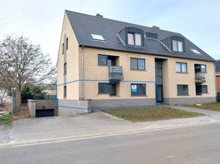 <p><span><strong>Vraag uw bezoek aan via info@optimusvastgoed.be!</strong></span><br /><span><strong>TE HUUR: Gelijkvloers appartement met 3 slaapkamers te Heusden-Zolder!</strong></span><br /><span>Dit instapklaar appartement is gunstig gelegen vlakbij het centrum van Heusden en op wandelafstand van het commercieel centrum Heusden-Cité. Openbaar vervoer ligt op wandelafstand. </span><br /><span>Het appartement is voorzien van een ruime woonkamer met halfopen keuken, 3 slaapkamers, badkamer met douche en ligbad, ruim (gedeeltelijk) overdekt terras. Ondergronds is er een autostaanplaats en een ruime privatieve kelderberging.</span><br /><span><strong>Ligging:</strong></span><br /><span>Vlakbij het centrum van Heusden en het commerciële centrum met openbaar vervoer op wandelafstand.</span><br /><span><strong>Indeling:</strong></span><br /><span>- Gelijkvloers: inkomhal, ruime woonkamer, halfopen keuken (koelkast, elektrisch vuur en oven), apart toilet, slaapkamer 1, berging, badkamer met douche en bad, slaapkamer 2 en slaapkamer 3. Gedeeltelijk overdekt terras.</span><br /><span>- Ondergronds: autostaanplaats en kelderberging.</span><br /><span><strong>Troeven:</strong></span><br /><span>- Gunstige ligging!</span><br /><span>- Gelijkvloers!</span><br /><span>- Ondergrondse autostaanplaats!</span><br /><span><strong>EPC B met certificaatnummer 20250325-0003548050-RES-2.</strong></span><br /><span><strong>Gemeenschappelijke kosten: € 60 met jaarlijkse afrekening.</strong></span><br /><span><strong>Onmiddellijk beschikbaar.</strong></span></p>