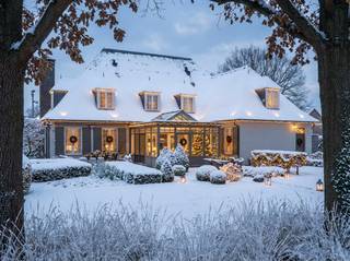 Deze verzorgde villa is gelegen op een groen maar centraal gelegen perceel van +/- 2.081 m². Ze omvat een ruime woonkamer, keuken met veranda,...