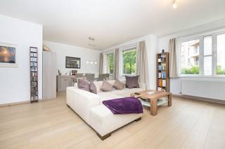 Quartier Marcel Thiry, bel appartement au rez-de-chaussée de ± 98m² habitable, composé d'un hall d'entrée de ± 6m², d'un beau living de ±...