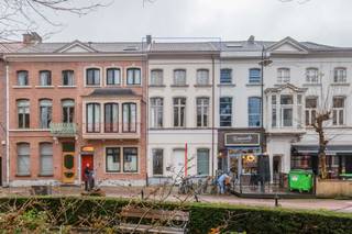 Wie houdt van karakter, ruimte en authentieke charme, zal zich meteen thuis voelen in dit prachige <strong>duplexappartement</strong>. Gelegen op de eerste en tweede verdieping en bereikbaar via een trap, ademt deze eigendom iets uniek uit.<br /><br />Bij het binnenkomen wordt u meteen gecharmeerd door de vele <strong>authentieke elementen</strong> die doorheen het appartement bewaard zijn gebleven. Marmeren accenten, prachtige glas-in-loodramen en indrukwekkend hoge plafonds zorgen voor een stijlvolle en tijdloze uitstraling.<br />Op de eerste verdieping bevindt zich de <strong>majestueuze woonkamer</strong>, een ruimte met een uitzonderlijk <strong>gevoel van grandeur en licht</strong>. Aansluitend vinden we de keuken, die vandaag perfect bruikbaar is, maar tegelijk de mogelijkheid biedt om op termijn volledig naar eigen smaak te worden vernieuwd.<br /><br />De tweede verdieping omvat <strong>twee volwaardige slaapkamers</strong> en een <strong>badkamer</strong>. Dankzij de doordachte indeling biedt dit appartement een aangename combinatie van wonen en slapen, met voldoende ruimte voor een koppel, klein gezin of stadsgenieter.<br />Een bijkomende troef is <strong>zonder twijfel de uitstekende ligging</strong>. Het station van Sint-Niklaas bevindt zich op wandelafstand, net als winkels, horecazaken en andere dagelijkse voorzieningen. Hierdoor geniet u van een optimale bereikbaarheid zonder in te boeten aan wooncomfort.<br /><br />Er is de mogelijkheid om in de <strong>nabije buurt een garage mee aan te kopen</strong>. Vraag gerust naar meer informatie hierover. <br /><br />Kortom, een bijzonder duplexappartement met een unieke uitstraling, authentieke details en een uitstekende ligging. Een zeldzame opportuniteit voor wie op zoek is naar een woning met karakter en potentieel.<br /><br />Wenst u een bezoek in te plannen voor deze prachtige studio? Bel voor info of een vrijblijvend bezoek naar 03 502 98 74 of mail naar kristof@claves.be.