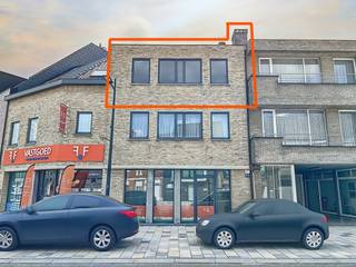 Welkom in Sint-Lievens-Houtem waar we op de 2de verdieping dit ruime appartement terugvinden! Het appartement is ideaal gelegen op het marktplein in...