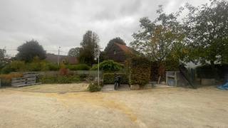 E KOOP MULTIFUNCTIONEEL GEBOUW<br />MET 2 WOONEENHEDEN<br /><br />Woning en studio en atelier van +/- 833 m2 op een terrein van 1511m2.<br /><br />Rustig gelegen, vlotte busverbindingen. Winkels en horeca, op 50 à 500 meter ( met als buur o.a ALDI en kapster )<br /><br />Op 450 m in vogelvlucht van de Basiliek Grimbergen ten zuid-oosten.<br />Vilvoordsesteenweg 159 Grimbergen<br /><br />Licht afhellend terrein vanaf de steenweg, 4°, met een verschil van +/- 440cm<br />Uitgang voor fietsers en voetgangers van +/- 136 cm breedte aan Borgstraat.<br /><br />Perceelsgroote 1511 m2 V/T = 0,238<br />Gelijkvloers :<br />Atelier of werkplaats met kantoor voor niet millieubelastende micro-onderneming of praktijk, kinesist, advocaat, dokterspratijk +/- 240m2 ( + 2 staanplaatsen lichte vrachtwagen )<br />Garage 2 auto's 40 m2 of fietsen stalling <br />Studio-appartement 78 m2 met kleine tuin of terras ( te renoveren )<br /><br />Verdieping : woonéénheid +/- 273 m2 met 3 kamers, + 2 terrassen van 43 m2<br />Kelder aan atelier of werkplaats +/- 150 m2<br />Parkeerplatasen vooraan : tot 6 wagens<br />Verbinding achteraan voor fietsers en voetgangers via<br />136 cm breedpad<br /><br />Verkoopprijs : <br />- grondwaarde 362.300 € voor 1551 m2 = +/- 306 €/m2<br />- gebouwwaarde 831.580 € voor 833 m2 = +/- 998 €/m2<br />Totaalprijs : 1.293.880 €.<br /><br />Inlichtingen vastgoedbemiddelaar : SMS +32 468 261 032 <br />( geen anonieme oproepen )<br /><br />e-mail : pact_punks0w@icloud.com<br />