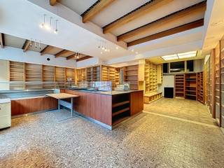 Dit te renoveren handelspand met woonst is gelegen in het centrum van Kuurne, op een commerciële ligging. Een ideale opportuniteit voor mensen die wonen en werken willen combineren. Het gelijkvloers omvat een handelspand met winkelruimte, bureau, toilet, en een keukentje met aanpalende grote eetruimte. Er zijn twee ruime kelders. <br />Op de 1ste verdieping bevindt zich een grote, lichtrijke leefruimte met zit- en eethoek, evenals een ruime keuken met eetgedeelte die uitgeeft op een zonnig terras. De badkamerruimte is voorzien van alle aansluitingen en kan nog volledig naar eigen smaak worden ingericht. De 2de verdieping telt twee slaapkamers en een aparte toiletruimte. Op de derde verdieping bevindt zich de master bedroom met inbouwkasten. Op 100 meter bestaat de mogelijkheid om een garage bij aan te kopen (niet inbegrepen in de prijs). <br /><br />Extra troeven:<br />
<ul>
<li>dubbele beglazing</li>
<li>rolluiken</li>
<li>elektrische zonnescreens</li>
<li>mogelijkheid tot aankoop garage op 100m</li>
<li>uiterst centrale ligging met veel passage</li>
</ul>
<div>Deze woning is te koop ZONDER makelaar via Smart Houses. Inlichtingen of een bezoek? Contacteer rechtstreeks de eigenaar via philipverhaeghe@icloud.com</div>
<div>
<div>
<div>
<div></div>
</div>
</div>
</div>
