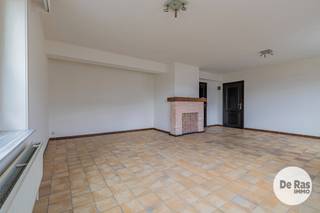 <br /><br />DENDERLEEUW - Deze instapklare duplex vindt u op een uitstekende locatie te Denderleeuw. De ligging van dit pand is bijzonder aantrekkelijk met scholen, banken, supermarkten, horecazaken en winkels in de directe omgeving. Daarnaast geniet deze woning van een heel goede bereikbaarheid door de nabijheid van het openbaar vervoer, station en belangrijke invalswegen.<br /><br />Naar indeling toe beschikt het appartement op de eerste verdieping over een inkomhal, een ruime leefruimte, een volledig geïnstalleerde keuken, een badkamer, een eerste slaapkamer en een berging waar zich de trap naar de tweede verdieping bevindt. Op de tweede verdieping bevinden zich de nachthal en 2 slaapkamers.<br /><br />Het aangename terras en de twee staanplaatsen vooraan maken dit appartement compleet.<br /><br />Naar comfort toe is het voorzien van een conforme elektriciteitsinstallatie, dubbele beglazing (PVC), centrale verwarming op aardgas, ...<br /><br />Kortom, bent u op zoek naar een instapklaar appartement met 3 slaapkamers en parkeerplaats op een uitstekende locatie te Denderleeuw? Aarzel dan niet en maak snel uw afspraak: 053/60.65.60<br /><br />De vermelde prijs is een richtprijs. Na ontvangst van de biedingen zal de verkoper beslissen of hij/zij de eigendom verkoopt aan het beste bod. De richtprijs is aldus niet bindend voor de verkoper.