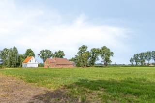 <span><span>Droomt u van wonen in alle rust, omringd door natuur en met een adembenemend uitzicht over het Vlaamse landschap? Dan biedt deze <strong>unieke hoevesite in de Hillestraat 23 te Woumen</strong>, deelgemeente van Diksmuide, een zeldzame kans.<br />Deze karaktervolle eigendom is uiterst <strong>rustig en volledig afzonderlijk gelegen</strong> in agrarisch gebied en geniet van een <strong>uitzonderlijke ligging te midden van uitgestrekte velden</strong>. Dankzij de oprijlaan van ca. 35 meter en de omliggende natuur ervaart u hier <strong>maximale privacy en een ongeëvenaard gevoel van ruimte</strong>.<br />De eigendom omvat de<strong> percelen A62d, A60 en A61</strong>, samen goed voor een <strong>totale grondoppervlakte van 10.106 m²</strong>.<br />De bestaande hoevewoning dateert uit de periode 1919-1930 en beschikt op heden over een volume van ca. 353 m³ (excl. kelder en zolder). De woning is geschikt voor sloop en heropbouw, waarbij – conform de geldende regelgeving en mits het bekomen van de nodige vergunningen – een nieuwe woning met een bouwvolume tot 1.000 m³ kan worden gerealiseerd.<br /><br /><u>Op het domein bevinden zich:</u></span></span>
<ul>
	<li><strong><span><span>Een woning met een bebouwde opp. van ca. 135 m²;</span></span></strong></li>
	<li><strong><span><span>Een ruim bijgebouw van ca. 300 m²;</span></span></strong></li>
	<li><strong><span><span>een vrijstaande veldschuur van ca. 330 m²;</span></span></strong></li>
	<li><strong><span><span>een prachtige, natuurlijke vijver van ca. 650 m², omgeven door groen.</span></span></strong></li>
</ul>
<span><span>De hoeve is momenteel nog vergund als 'landbouwbedrijf'. Wie de eigendom uitsluitend residentieel wenst te gebruiken zonder professionele landbouwactiviteit, dient een functiewijziging naar 'residentieel wonen' te bekomen overeenkomstig de geldende regelgeving.<br />De renovatieverplichting is van toepassing.<br /><br /><u>Troeven:</u></span></span>

<ul>
	<li><span><span>Uitzonderlijk rustige, groene en landelijke locatie, volledig afzonderlijk gelegen en met maximale privacy;</span></span></li>
	<li><span><span>Prachtige open vergezichten over de omliggende velden in combinatie met natuurlijke vijver omgeven door groen;</span></span></li>
	<li><span><span>Totale percelenoppervlakte van 10.106 m²;</span></span></li>
	<li><span><span>Twee ruime bijgebouwen met diverse mogelijkheden;</span></span></li>
	<li><span><span>Ideale opportuniteit voor sloop- en heropbouw.</span></span></li>
</ul>
<span><span>De combinatie van de uitzonderlijke ligging, de royale perceeloppervlakte, de aanwezige bijgebouwen en de unieke landelijke omgeving maakt van deze hoevesite een buitenkans voor wie op zoek is naar rust, ruimte en een exclusieve woonlocatie. Meer info? Bel Diksimmo op het nummer <strong>051 50 11 51</strong> of mail naar diksmuide@diksimmo.be.</span></span>