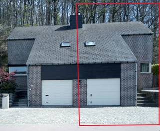 Instapklare halfopen bebouwing met zonnige tuin op centrale ligging nabij Kessel-Lo<br /><br />Bent u op zoek naar een ruime en goed onderhouden woning met een moderne afwerking, veel lichtinval en een uitstekende bereikbaarheid? Dan is deze charmante halfopen bebouwing zeker een bezoek waard.<br /><br />De woning is centraal gelegen nabij Kessel-Lo, op korte afstand van winkels en openbaar vervoer. Bovendien bevinden de belangrijkste invalswegen zich vlakbij en ligt een supermarkt op slechts 1 km afstand.<br /><br />De woning biedt een bruto bewoonbare oppervlakte van 162 m². Via de inkomhal betreedt u de ruime en lichtrijke leefruimte. Dankzij de open veranda, die in 2006 werd aangebouwd, geniet u van een aangenaam ruimtegevoel en een grote leefruimte met zicht op de tuin.<br /><br />De woning omvat drie ruime slaapkamers (13 m², 13 m², 16 m²). De kwaliteitsvolle keuken is uitgerust met een granieten werkblad en spatwand, oven, vitrokeramische kookplaat, dampkap en vaatwasser. De moderne badkamer beschikt over een inloopdouche met regendouche, dubbele wastafel, handdoekdroger en volledig betegelde wanden.<br /><br />Buiten geniet u van een verzorgde, zuid-georiënteerde tuin. De garage biedt plaats aan één wagen en daarnaast beschikt de woning over drie extra parkeerplaatsen op eigen terrein.<br /><br />Verder heeft de woning PVC-ramen met volledige dubbele beglazing en elektrische verwarming aangevuld met een gezellige houtkachel.<br /><br />EPC-label E – 415 kWh/m² <br /><br />Beschikbaar mits inachtneming huurders (kortlopend huurcontract van 1 jaar).<br /><br />Vraagprijs: € 425.000<br /><br />Een ideale gezinswoning voor wie op zoek is naar ruimte, comfort, een zonnige tuin en een centrale ligging met vlotte verbindingen. <br />