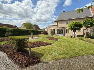 Centraal gelegen in Ramsel vinden we deze charmante en verrassend ruime halfopen bebouwing terug. Deze woning biedt niet alleen een...