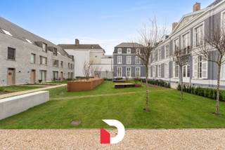 Dit uiterst exclusieve appartement maakt deel uit van het historische stadspaleis "Residentie d'Hanins de Moerkerke" waar authentieke architectuur...