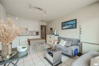Te koop: Instapklare studio met terras in Residentie Westgolf te Westende. Ontdek deze verzorgde studio op de tweede verdieping van Residentie Westgolf in Westende. De studio beschikt over een lichtrijke woonkamer met open keuken, die uitgeeft op een aangenaam terras waar u heerlijk kunt genieten van de buitenlucht. Verder is er een badkamer met douche. Een privatieve kelderberging zorgt voor extra opbergruimte. Dankzij de praktische indeling is deze studio ideaal als tweede verblijf, investering of compacte vaste woonst. De residentie is rustig gelegen, op korte afstand van het strand, de duinen en het commerciële centrum van Westende. Een uitstekende opportuniteit voor wie zorgeloos wil genieten van de Belgische kust.