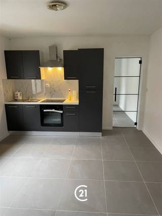 appartement au 1er étage dans un petit immeuble près du centre de Ninove. Entièrement rénové. douche à l'italienne, cuisine ouverte équipée, grande chambre, maximum pour 2 personnes. pas de frais communs ; 3 mois de caution. (peut être via ocmw)