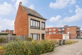 <strong>Gezinswoning met uitbreidingsmogelijkheden te koop in Lier.</strong><br />Bent u op zoek naar een woning met potentieel in een doodlopende straat binnen de ring van Lier?<br />Deze gesloten bebouwing uit 1965 biedt u een solide basis met tal van mogelijkheden tot uitbreiding of renovatie.<br />Bovendien grenst de woning aan een bouwgrond die afzonderlijk kan worden aangekocht — ideaal voor wie wil investeren of extra ruimte zoekt.<br /><br /><strong>Indeling<br />Gelijkvloers:</strong><br />* Inkomhal<br />* Woonkamer (31,5 m²) met massieve parketvloer, kroonlijsten, thermostaat en elektrische rolluik<br />* Keuken (13 m²) met keramische vloer en elektrische rolluik<br />* Veranda (17 m²)<br />* Wasplaats (13 m²) met lavabo, ingemaakte kast, regenwaterpomp en afzonderlijk toilet<br /><strong>Eerste verdieping:</strong><br />* Slaapkamer 1: 17,5 m² – dubbel glas &amp; elektrische rolluik<br />* Slaapkamer 2: 17 m² – dubbel glas &amp; rolluiken<br />* Slaapkamer 3: 12,5 m² – dubbel glas &amp; rolluiken<br />* Badkamer (6 m²) met inloopdouche, hangtoilet, lavabo-meubel en volledig betegelde wanden<br /><strong>Tweede verdieping:</strong><br />Ruime zolder via vaste trap – ideaal als extra slaapkamer, bureau of hobbyruimte<br /><strong>Kelderverdieping:</strong><br />Betegelde kelder met gas- en watermeter, zekeringenkast<br /><strong>Buitenruimte:</strong><br />Tuin met serre<br /><br />Bewoonbare oppervlakte: ±102 m²<br />EPC: 799 kWh/m² (label F – renovatieplicht)<br />Verwarming: aardgas (Buderus-ketel)<br />Dubbele beglazing (voorgevel vernieuwd in 2007)<br /><br />De woning bevindt zich in een <strong>doodlopende straat binnen de ring rond Lier</strong>, op fietsafstand van het station en in de nabijheid van winkels, scholen en openbaar vervoer.<br />Uitstekende bereikbaarheid.<br /><br /><strong>Er is ook de mogelijkheid tot aankoop van de aanpalende bouwgrond – Donk 14, Lier</strong><br />Deze bouwgrond grenst links aan de woning en bevindt zich in een goedgekeurde verkaveling (nr. 064/02).<br />Ideaal voor wie wil investeren of de woning wil uitbreiden met extra woonruimte!<br /><br />Ontdek deze woning digitaal:<br /><strong>Bekijk alvast de interactieve grondplannen met foto’s via www.wijns.be en surf naar de detailpagina van dit pand.</strong><br /><br /><strong>Interesse?</strong><br />Benieuwd naar de mogelijkheden die deze eigendom te bieden heeft?<br />Contacteer ons voor een bezoek of meer informatie: <strong>bel 0473 33 33 33 of mail philip@wijns.be</strong><br /> 