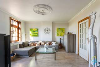 Dit charmant huis met aanpalend stuk grond, is gelegen op een unieke locatie in Everbeek, rondom heeft men een uniek uitzicht. Zeer rustig gelegen, in een oase van groen met uitzicht op de prachtige Everbeekse bossen.<br /><br />Het huis bestaat uit 2 verschillende delen: rechts het woonhuis en aan de linkerkant was vroeger een schuur waar de renovatie reeds gestart werd tot creatie keuken en extra kamers, ruimtes.<br /><br />Het woonhuis bestaat uit een living met aanbouwkeuken, in de keuken is een houtkachel. De keuken is voorzien een vitrokeramische kookplaat en dampkap, oven + mircogolfoven, vaatwas Bosch en frigo. Er is een charmante en grote badkamer op het gelijkvloers met lavabo, douche, bad, toilet en ruimte voor het wasmachine. Op het eerste verdiep bevinden zich 3 slaapkamers en een badkamer : 1 slaapkamer is zeer ruim, daarnaast bevinden zich nog 2 kamers met mezzanine. De badkamer is voorzien van een lavabo, douche en WC.<br />De verwarming werkt op mazout, maar er is ook een mogelijkheid om deze aan te sluiten propaangas. <br />Er is een ruime garage, 2 ateliers en verschillende ruimtes waar er diverse mogelijkheden mee zijn maar deze zijn wel aan renovatie toe<br />Het huis heeft veel potentieel om uit te breiden, er werd reeds een directe doorgang gecreëerd van de schuur naar het huis. <br /><br />Het stuk grond van 15 are dat rechts van het huis gelegen is, is inbegrepen in de prijs.<br /><br />Meer info of een bezoek: Isabelle 0498/10.69.56 of isabelle@cornelis-goeman.be