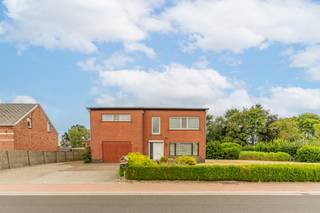 Ruime eengezinswoning met 5 slaapkamers, schuur en weiland op een perceel van ruim 5.676 m²
Deze ruime eengezinswoning is rustig gelegen te midden van de velden en biedt een unieke kans voor wie op zoek is naar rust, ruimte en tal van mogelijkheden.
De woning bevindt zich op een perceel van 1.716 m². Daarnaast is de achterliggende weide van 3.960 m² inbegrepen in de vraagprijs. Deze weide is bereikbaar via de gemeenteweg naast de woning en is daardoor ideaal voor het houden van dieren of andere buitenactiviteiten.
Bij de woning hoort bovendien een te renoveren schuur van maar liefst 178 m², die tal van mogelijkheden biedt voor opslag, een hobbyruimte, een atelier of het uitbouwen van een dierenverblijf.
Op het gelijkvloers betreedt u de woning via de inkomhal, die toegang geeft tot de ruime en lichtrijke leefruimte. Aansluitend bevindt zich de keuken met eetplaats. Verder beschikt de woning over een aangename veranda en twee grote inpandige garages. Eén van deze garages is uitgerust met een douche en een toilet.
Op de eerste verdieping bevinden zich vijf volwaardige slaapkamers, waardoor de woning uitermate geschikt is voor grote gezinnen of wie extra kamers wenst in te richten als bureau of hobbyruimte. Daarnaast vindt u er een apart toilet en een badkamer die is uitgerust met zowel een ligbad als een douche.
Deze eigendom is de ideale thuis voor liefhebbers van rust, ruimte en dieren. Dankzij de royale oppervlakte van het perceel, de inbegrepen weide en de vele uitbreidings- en renovatiemogelijkheden biedt deze woning een uitzonderlijk potentieel.