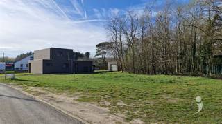 Gunstig gelegen bouwgrond van 9A 43CA groot, waar een ruime gezinswoning op kan gerealiseerd worden.Deze bouwgrond (lot 2 op het plan) is voorzien...