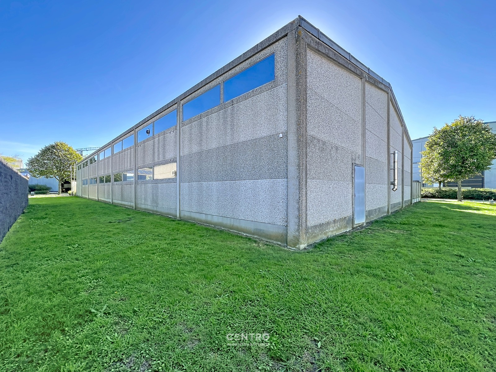 Magazijn met bureel (± 840m²) op INDUSTRIEZONE met gelijkvloerse LICHTRIJKE woonst  (o.a. 3 slpks, 2 garages,...)  op een prachtig HOEKperceel van 2.061 m² te Diksmuide! - foto 4