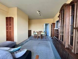 Op een steenworp van de Rooseveltplaats en het Centraal Station, bevindt zich dit instapklare appartement met 1 slaapkamer op de bovenste verdieping. Ideaal als starterswoning.<br /><br /><strong>Indeling:</strong><br />Lichtrijke leefruimte met open zicht – dankzij de ligging op de hoogste verdieping geniet je van extra privacy en een rustige woonervaring.<br />De keuken ligt afgescheiden van de woonkamer.<br />1 slaapkamer met voldoende plaats voor een tweepersoonsbed en kastruimte.<br />Badkamer met douche, lavabo en toilet.<br /><br /><strong>Troeven:</strong><br />Gelegen op de bovenste verdieping – geen bovenburen!<br />Veel natuurlijke lichtinval<br />Perfecte locatie vlak bij openbaar vervoer, winkels, horeca, universiteiten en alle stedelijke voorzieningen.<br /><br /><strong>Financieel:</strong><br />Huurprijs: €750 / maand<br />Provisie: €150 / maand (voor verwarming, water en algemene kosten van het gebouw)<br /><br /><strong>Locatie:</strong><br />Met het Centraal Station en de Rooseveltplaats op wandelafstand ben je uitstekend verbonden met de stad en daarbuiten. Ook de Meir, het stadspark en andere hotspots liggen op een paar minuten wandelen.<br />Ben je op zoek naar een comfortabel en goed gelegen appartement in Antwerpen? Mis deze kans niet en plan snel je bezoek.