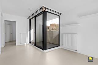 Welcome to this modern and bright apartment on the Left Bank with a cozy terrace. Upon entering the property, you immediately notice the light.The...