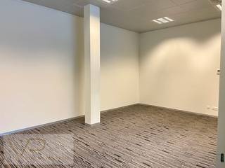 Stap binnen in uw nieuwe uitvalsbasis, op een boogscheut van één van de belangrijkste verkeersaders van Vlaanderen. Ontdek deze "state-of-the-art" kantoren op de eerste verdieping van een kleinschalig gebouw. <br /><br />Voor de deur is een ruime parking voorzien. De kantoorruimte is ingedeeld in een grote meeting-room en diverse aparte kantoren of break-out rooms. <br /><br />De totale oppervlakte bedraagt 400 m<sup>2</sup>, en is onmiddellijk beschikbaar.