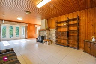 <p><span>Ruime gezinswoning met mogelijkheden in een unieke, groene omgeving</span></p><p><span> </span></p><p><span>Op een schitterende locatie in het groen en toch in het hart van Boortmeerbeek vind je deze ruime woning met 4 slaapkamers. Het ruim perceel is zeer ruim want je kan genieten van 36 are 40ca. Geniet in je nieuwe thuis van de uiterst rustige ligging én de nabijheid van winkels, scholen, openbaar vervoer...</span></p><p><span> </span></p><p><span>Je komt de woning binnen via de inkomhal. Dankzij de grote raampartijen stroomt het daglicht rijkelijk binnen in de leefruimte en eetplaats. Door de royale afmetingen kan je dit moeiteloos naar jouw smaak inrichten. De keuken met aangrenzende veranda biedt ook ruimte en licht. Verder vind je op het gelijkvloers twee slaapkamers en een sanitaire ruimte met apart toilet.</span></p><p><span> </span></p><p><span>Via de ruime nachthal op de eerste verdieping krijg je toegang tot twee bijkomende slaapkamers, een apart toilet en een zéér grote zolderruimte. Tal van mogelijkheden dus nog op deze verdieping!</span></p><p><span> </span></p><p><span>In de tuin kan je in alle rust en privacy genieten van het mooie lenteweer!</span></p><p><span> </span></p><p><span>Tot slot is ook de inpandige garage een extra troef. Nog meer ruimte nodig? Ook de twee aangrenzende percelen van respectievelijk 38are 77ca en 39are 07a kunnen aangekocht worden.</span></p><p><span> </span></p><p><span>Kortom: een uitstekende opportuniteit als je op zoek bent naar een ruime op te frissen woning in een groene en rustige omgeving.</span></p><p><span> </span></p><p><span>Interesse in een bezoek? Contacteer Wout!</span></p><p><span> </span></p><p><span>015 20 36 00 - info@domoxim.be</span></p><p><span> </span></p><p><span>domoXim. Waar dromen thuis komen!</span></p><p><span> </span></p><p><span>Ook de waarde kennen van je </span><span>eigen</span><span> woning? Wij geven je graag advies.</span></p>