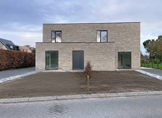 Wonen in Pulle (Zandhoven) in een landelijke sfeer. Op een steenworp van wandelwegen en bosrijke paden.Deze 2 aparte (halfopen) woningen zijn gebouwd...