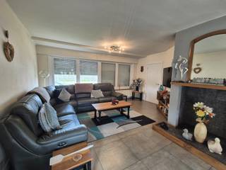 <p><span>Op zoek naar een ruime, instapklare gezinswoning in een rustige en aangename buurt? Deze prachtig afgewerkte vrijstaande woning combineert comfort, ruimte en praktische voorzieningen met een grote, verzorgde tuin.</span></p>
<p><span>De woning beschikt over drie slaapkamers en een aparte bureauruimte, ideaal voor wie regelmatig van thuis uit werkt. Daarnaast zijn er twee badkamers: op de bovenverdieping vind je een ligbad, wastafel en toilet, terwijl de badkamer beneden is uitgerust met een douche, wastafel en toilet. Dit zorgt voor extra comfort en gemak voor het hele gezin.</span></p>
<p><span>De ruime keuken is voorzien van twee ovens en een inductiekookplaat en vormt een praktische plek om samen te koken en te genieten. De woning wordt verwarmd met centrale verwarming op aardgas. Verder beschikt de woning over een grote, droge kelder die uitstekend dienst kan doen als extra bergruimte.</span></p>
<p><span>Ook op vlak van afwerking is aan alles gedacht. Er zijn inbouwkasten aanwezig en verlichting en gordijnen zijn voorzien. Screens en rolluiken zorgen voor extra comfort en privacy.</span></p>
<p><span>Buiten geniet je van een grote, verzorgde tuin met tuinhuis, waar je in alle rust kunt ontspannen en genieten van de ruimte en privacy.</span></p>
<p><span>Kortom, een ruime en uitstekend onderhouden gezinswoning met een praktische indeling, hoogwaardige afwerking en tal van extra's. Een ideale thuis voor wie comfort en rust wil combineren.</span></p>
<p>Beschikbaar vanaf 1 oktober 2026.<br /><br />Heb je interesse? Vraag uw bezoek aan via onze website https://www.immovl.be/te-huur/list en druk op de knop '<strong>IK WENS EEN BEZOEK</strong>'.</p>