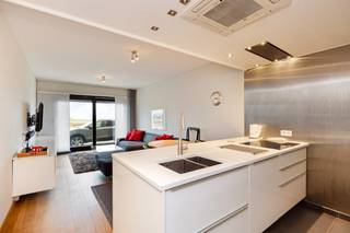 Bent u op zoek naar een appartement aan de Belgische kust? Dit gelijkvloers appartement in Heist biedt u de kans een appartement naar uw smaak in te richten. Gelegen aan de Zeedijk-Heist 92, bevindt u zich aan de rustige zijde van de Zeedijk, direct grenzend aan het prachtige natuurreservaat de Baai van Heist. wie dit appartement wil kopen, kiest voor een unieke ligging waar rust en de gezonde zeelucht centraal staan.Mits enige opfrissingswerken is dit appartement instapklaar en beschikt het over alle troeven om omgevormd te worden tot een modern droomverblijf. De bereikbaarheid is uitstekend met het openbaar vervoer en de invalswegen in de directe nabijheid. Dit pand in Heist is de perfecte opportuniteit voor wie handen uit de mouwen wil steken en een waardevaste investering zoekt aan de kustlijn.Indeling:- inkomhal- volledig geïnstalleerde keuken met wijnfrigo en koffiemachine- lichtrijke leefruimte met open zicht op zee en de baai van Heist- slaapkamer met ingemaakte kasten- badkamer met ligbad, toilet en lavaboTevens beschikt het appartement over een privatieve kelderberging en gemeenschappelijke fietsenberging.Bent u op zoek naar een appartement ideaal als tweede verblijf of investering op een toplocatie in Knokke-Heist? Contacteer onze dossierbeheerder Arne Reubens via +32 472 186 304 of arne.reubens@dewaele.com