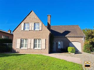 Prachtige open bebouwing gelegen langs de verbindingsweg van Sint Truiden - Tongeren Deze villa werd afgewerkt met duurzame materialen. Een woning...