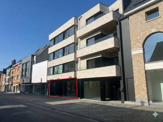 Handelsgelijkvloers van ca. 176m² gelegen in de Wallenstraat te Roeselare. Dit pand wordt casco aangeboden, waarbij de verdere afwerking zal...