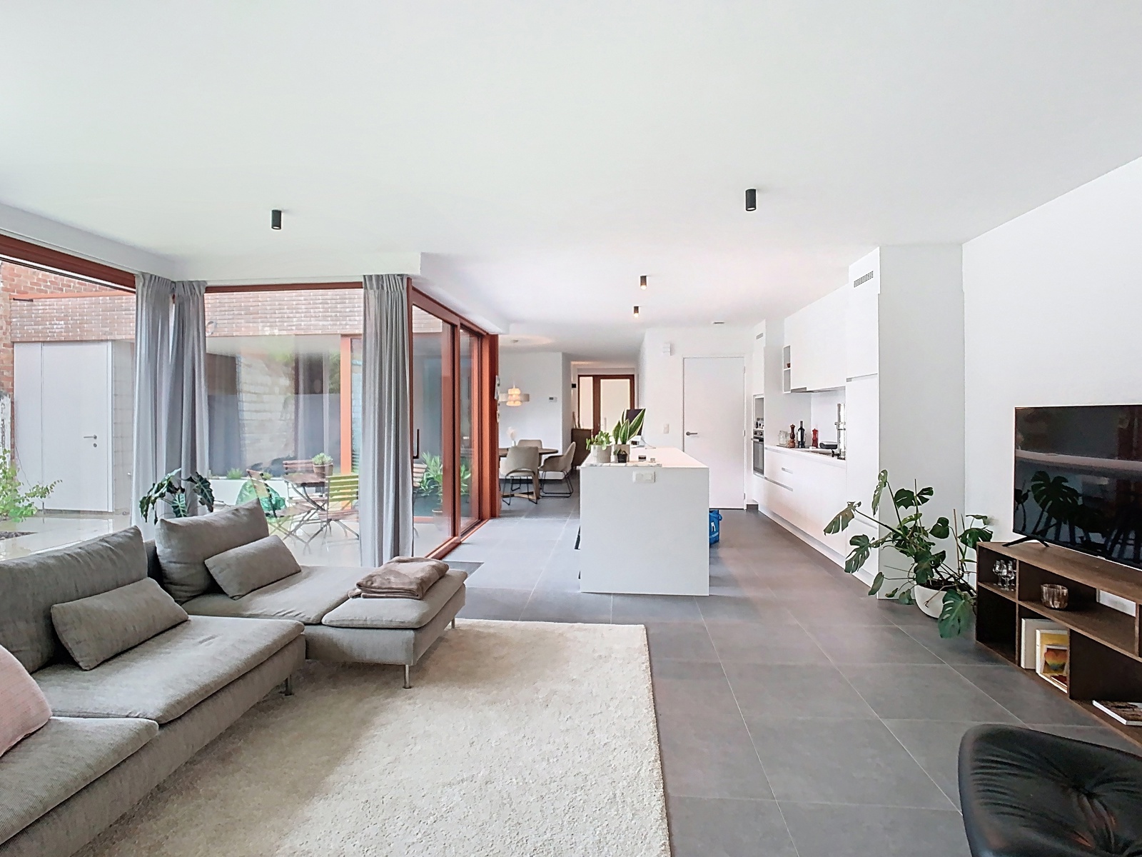 Luxe appartement met 2 slaapkamers en carportstaanplaats. - foto 3