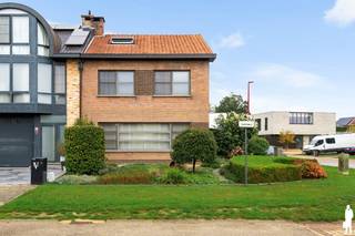 In een rustige en kindvriendelijke woonwijk (doodlopend) te Lint bevindt zich deze verzorgde halfopen bebouwing op een perceel van 387 m². De woning combineert een ruime, lichtrijke indeling met een gezellige tuin, afzonderlijke garage en gunstige energiescore.<br />Met een bewoonbare oppervlakte van ca. 200 m², vier slaapkamers en een ruime leefruimte met open keuken biedt deze woning alle comfort voor een gezin. Bovendien werden reeds verschillende energetische verbeteringen uitgevoerd, waaronder vernieuwd ramen, een recente ketel en zonnepanelen.<br /><br />Troeven<br />• Bew. opp.: ca. 200 m² <br />• Grondopp.: ca. 387 m²<br />• EPC B<br />• 9 zonnepanelen<br />• Alu ramen met dubbele beglazing (ca. 2014)<br />• Nieuwe ketel (2021)<br />• 4 slp<br />• Ruime en lichtrijke leefruimte<br />• Open keuken met ontbijthoek<br />• Gezellige houtkachel<br />• Praktische wasruimte/berging<br />• Aangename tuin met ruim terras<br />• Afzonderlijke garage met oprit, bereikbaar via achterliggende straat<br />• Kindvriendelijke, doodlopende straat<br />Ligging<br />De woning ligt in een aangename woonwijk, op korte afstand van het centrum van Lint, winkels, scholen en openbaar vervoer. Ook de omliggende gemeenten en verbindingswegen zijn vlot bereikbaar.<br /><br />Indeling<br />Gelijkvloerse verdieping<br />Via de inkomhal met gastentoilet betreedt u de bijzonder ruime leefruimte, waar grote raampartijen zorgen voor een overvloed aan natuurlijk licht. De gezellige zithoek met houtkachel en de aansluitende eetplaats vormen samen een aangename leefomgeving.<br />De open keuken in landelijke stijl sluit naadloos aan op de eetruimte en beschikt over een praktische ontbijthoek met zicht op de tuin. Dankzij de grote schuiframen geniet u hier van een mooi contact met het terras en de buitenruimte.<br />Verder bevindt zich op deze verdieping een afzonderlijke wasruimte/berging.<br /><br />Eerste verdieping<br />De nachthal geeft toegang tot drie volwaardige slaapkamers en een verzorgde badkamer. De kamers kunnen flexibel worden ingericht, bijvoorbeeld als kinderkamer of bureau.<br /><br />Tweede verdieping<br />Via de vaste trap bereikt u de ruime vierde slaapkamer, eveneens geschikt als hobbyruimte of thuiswerkplek.<br /><br />Buitenruimte<br />De volledig omheinde tuin biedt een ruim terras en een aangename groene omgeving om in alle privacy te ontspannen. Achteraan bevindt zich de afzonderlijke garage, bereikbaar via de achterliggende straat en voorzien van een eigen oprit.