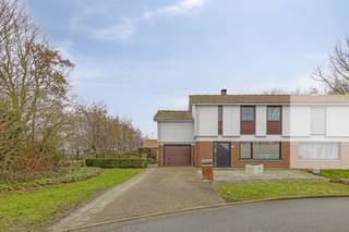 In de Nachtegalenlaan te Veurne vinden we deze ruime halfopen woning met 4 slaapkamers, gelegen op een perceel van 558 m². De woning bevindt zich...