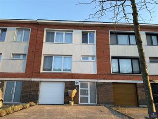 <p><span>Instapklare bel-etage met tuin en garage op topligging in Hoboken</span></p><p><span>In een rustige en gegeerde woonwijk in Hoboken, op wandelafstand van Park Sorghvliet, Fort 8 en een grootwarenhuis, bevindt zich deze energiezuinige en volledig gerenoveerde bel-etagewoning. <br />De ideale combinatie van comfortabel wonen, groen in de buurt en vlotte bereikbaarheid.</span></p><p><span>De woning werd oorspronkelijk gebouwd in 1969, maar onderging doorheen de jaren een grondige renovatie. <br />Zo werden onder meer het dak, de gevel, de verwarmingsinstallatie, keuken en badkamer vernieuwd. In 2024 werden bovendien nieuwe ramen geplaatst. <br /><br />Dankzij 10 zonnepanelen, een gunstig EPC B en een conforme elektrische keuring bent u hier helemaal klaar voor de toekomst.</span></p><p><span>Indeling</span></p><ul><li><span>Gelijkvloers: oprit voor twee wagens, ruime garage, praktische wasplaats en toegang tot de aangename tuin met tuinhuis</span></li><li><span>Eerste verdieping: apart gastentoilet, lichtrijke en gezellige leefruimte met mooie parketvloer en een moderne, volledig uitgeruste keuken, ruim terras</span></li><li><span>Tweede verdieping: drie volwaardige slaapkamers en een vernieuwde badkamer met zeer ruime inloopdouche</span></li></ul><p><span>Deze woning is volledig instapklaar en ideaal voor wie rustig wil wonen zonder in te boeten aan comfort of nabijheid van voorzieningen. Een absolute aanrader op een uitstekende locatie!</span></p><p><span> </span></p><p><span>Mis deze kans niet! Maak vandaag nog een afspraak voor een bezichtiging.</span></p><p><span> </span></p><p><span>Meer info of interesse in een plaatsbezoek ?   Gelieve ons dan te contacteren op het nummer 03 775 41 88 of mail naar kurt@vastgoed-smet.be </span></p><p><span>www.vastgoed-smet.be</span></p><p><span> </span></p><p><span>De verstrekte gegevens/informatie (zowel online als gedrukt) worden vrijblijvend verstrekt, enkel ter inlichting, zonder contractuele verbintenis of garantie van onzentwege en kunnen op ieder ogenblik gewijzigd worden.</span></p><p><span> </span></p><p><span> </span></p>