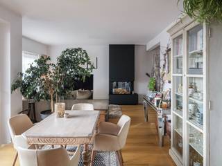 <strong>Stijlvol en instapklaar 3-slaapkamerappartement (163 m²) met zonnig terras nabij de Coupure</strong><br /><br />Dit appartement is <strong>strategisch gelegen</strong> tegenover het <strong>Groenevalleipark</strong>, nabij de <strong>Coupure en het historische stadscentrum</strong>. Het betreft een <strong>ruim en lichtrijk stadsappartement</strong> met <strong>open zicht op de stad</strong> en het omliggende groen.<br /><br />Het appartement bevindt zich op de <strong>derde verdieping</strong> van een <strong>kleinschalig renovatieproject</strong> met een <strong>beperkt aantal eigenaars</strong>, wat garant staat voor <strong>comfort, privacy</strong> en <strong>lage maandelijkse kosten</strong>. Het gebouw is een <strong>kwalitatieve reconversie</strong> met betonnen structuur en een <strong>uitzonderlijke straatbreedte</strong>, volledig <strong>vernieuwd in 2022</strong> met aandacht voor <strong>duurzaamheid en woonkwaliteit (EPC B)</strong>.<br /><br />De <strong>indeling</strong> omvat een <strong>ruime inkomhal</strong>, een aangename <strong>lees- en eetruimte</strong> met directe <strong>toegang tot het zonnige terras van 14 m²</strong>. Daarnaast is er een <strong>leefruimte met open keuken</strong>, bijkeuken en <strong>bijkomende eetplaats.</strong> Verder beschikt het appartement over <strong>3 volwaardige slaapkamers</strong>, een <strong>ruime badkamer</strong> en een <strong>private kelderberging</strong>.<br /><br /><strong>Bijkomende troeven</strong> zijn de <strong>gemeenschappelijke fietsenberging</strong> en de<strong> parkeermogelijkheden</strong> in de directe omgeving.<br /><br /><strong>Een unieke opportuniteit voor wie op zoek is naar een ruim, instapklaar en kwalitatief afgewerkt appartement op een topligging nabij de Coupure!</strong><br /><br /><em>Voor meer informatie, mail naar info@carloeggermont.be</em>